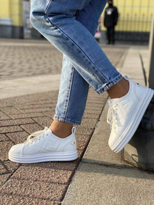 Женские кожаные кроссовки Fendi белые коллекция 2021-2022 - фото 2