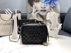 Женская кожаная сумка Chanel черная 20/15 см