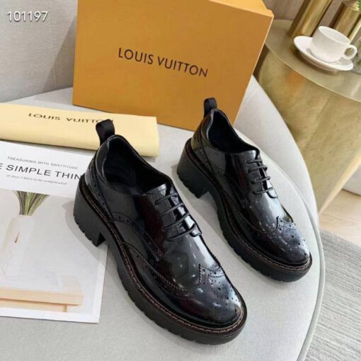 Туфли-дерби броги женские кожаные Louis Vuitton черные коллекция 2021-2022 - фото 6