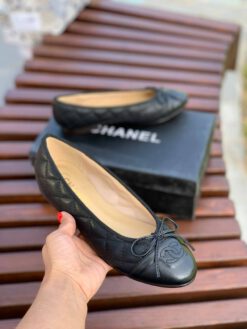 Туфли-балетки Chanel кожаные черные коллекция 2021-2022 A63676