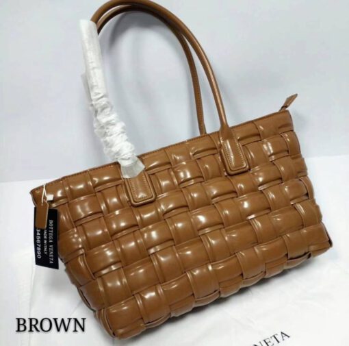 Женская плетеная кожаная сумка Bottega Veneta коричневая 42/24 - фото 1