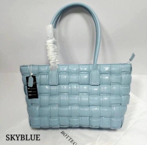 Женская плетеная кожаная сумка Bottega Veneta голубая 42/24 - фото 1