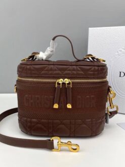 Женская кожаная сумка-косметичка Dior Travel каштановая 22/16 - фото 4