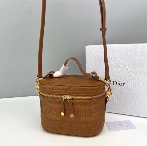 Женская кожаная сумка-косметичка Dior Travel коричневая 22/16 - фото 9