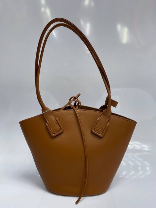Женская кожаная сумка-ведро Bottega Veneta коричневая 23/19/11 - фото 1