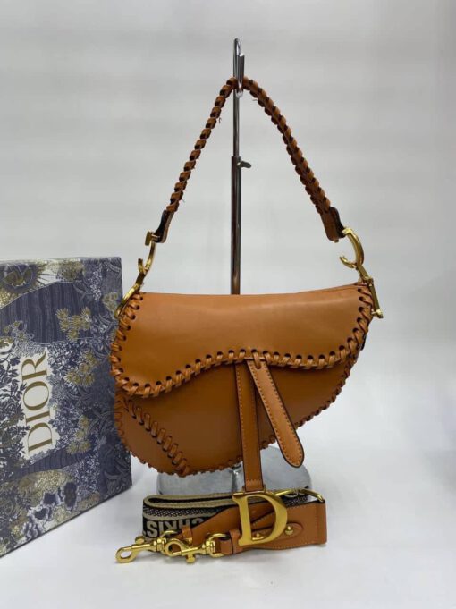 Женская кожаная сумка Christian Dior Saddle коричневая 26/20/6 - фото 1