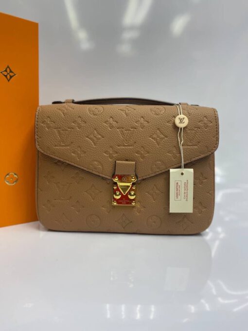 Женская сумка-планшет Louis Vuitton коричневая 25/18/8 - фото 1