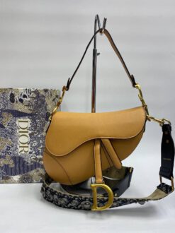 Женская кожаная сумка Christian Dior Saddle золотая 25/20/7 - фото 12