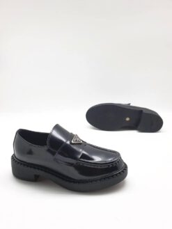 Туфли-лоферы женские Prada черные коллекция 2021-2022 A66091