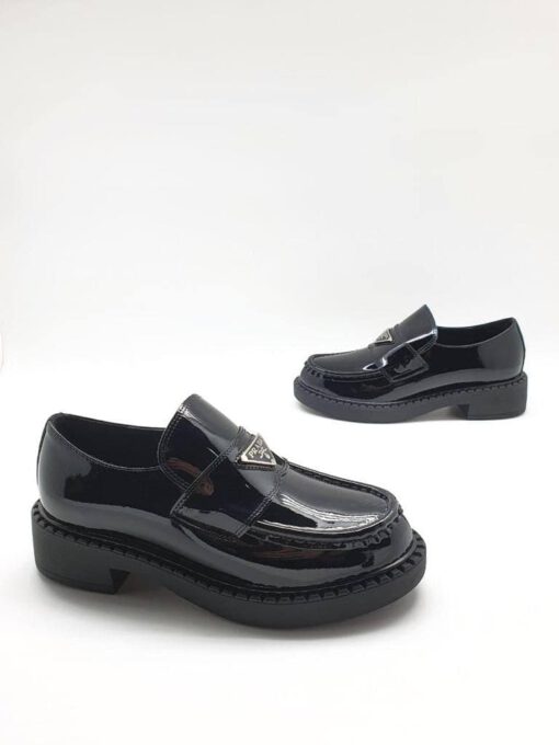 Туфли-лоферы женские Prada черные коллекция 2021-2022 A66091 - фото 1