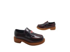 Туфли-лоферы женские Prada черные коллекция 2021-2022 A66104