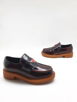 Туфли-лоферы женские Prada черные коллекция 2021-2022 A66104
