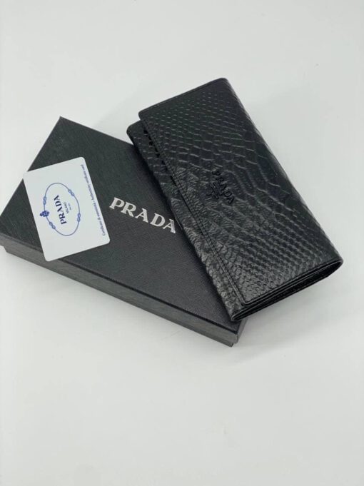 Кошелек кожаный Prada черный 18/9 коллекция 2021-2022 - фото 1