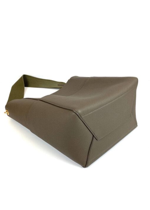 Женская сумка Celine Sangle Busket Bag in Soft Grained Calfskin коричневая 33/23/17 - фото 4