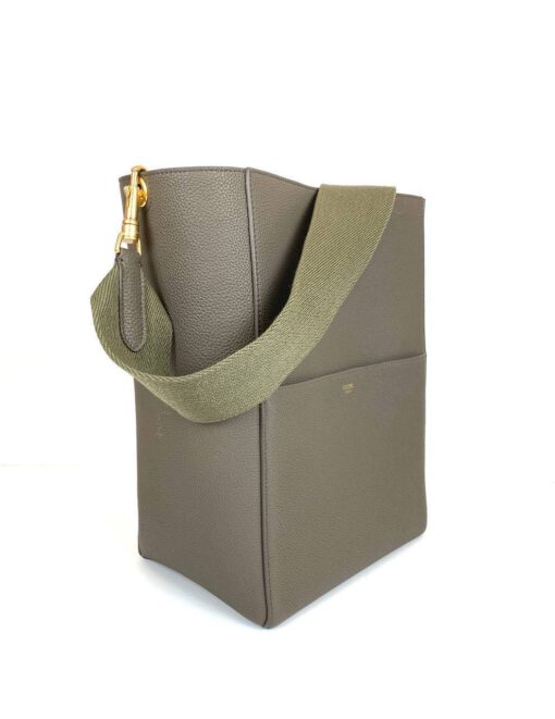 Женская сумка Celine Sangle Busket Bag in Soft Grained Calfskin коричневая 33/23/17 - фото 1