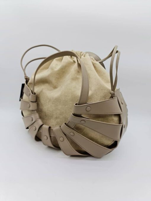 Женская кожаная сумка Bottega Veneta бежевая 40/24 - фото 1