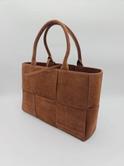 Женская плетеная замшевая сумка Bottega Veneta каштановая 42/24/10 - фото 11