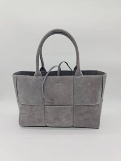 Женская плетеная замшевая сумка Bottega Veneta серая 42/24/10 - фото 6