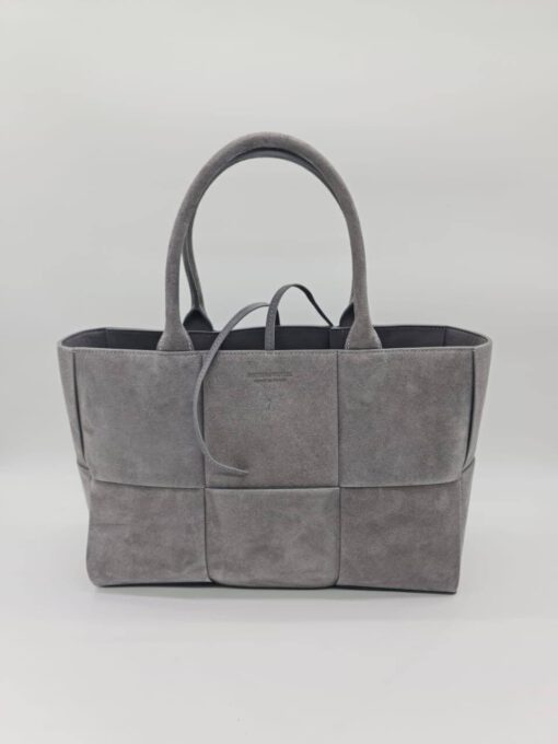Женская плетеная замшевая сумка Bottega Veneta серая 42/24/10 - фото 1