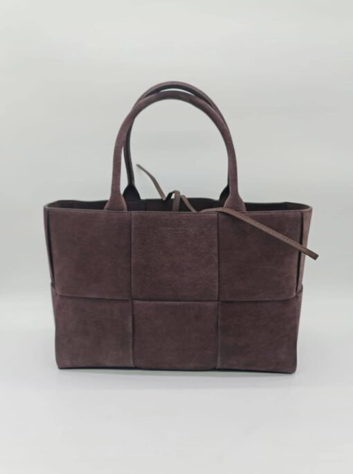 Женская плетеная замшевая сумка Bottega Veneta коричневая 42/24/10 - фото 1