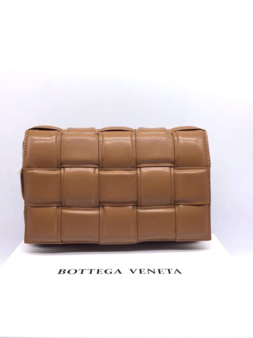 Женский плетеный кожаный клатч Bottega Veneta коричневый 27/17/6 коллекция 2021-2022 - фото 1