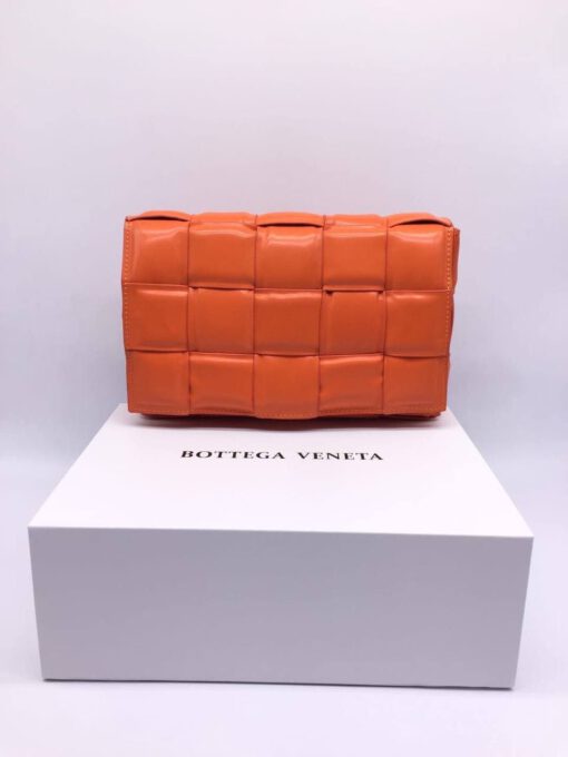 Женский плетеный кожаный клатч Bottega Veneta оранжевый 27/17/6 коллекция 2021-2022 - фото 4