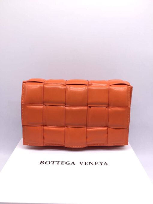 Женский плетеный кожаный клатч Bottega Veneta оранжевый 27/17/6 коллекция 2021-2022 - фото 1