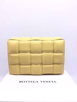 Женский плетеный кожаный клатч Bottega Veneta желтый 27/17/6 коллекция 2021-2022