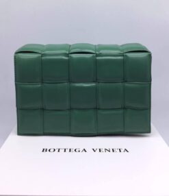 Женский плетеный кожаный клатч Bottega Veneta зеленый 27/17/6 коллекция 2021-2022 - фото 8