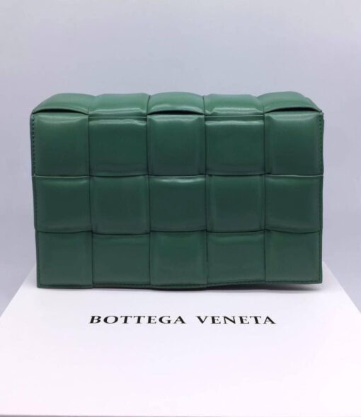 Женский плетеный кожаный клатч Bottega Veneta зеленый 27/17/6 коллекция 2021-2022 - фото 1