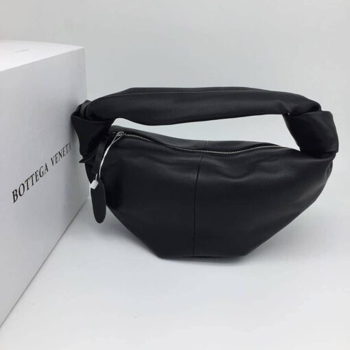 Женская кожаная сумка Bottega Veneta черная 30/13 коллекция 2021-2022 - фото 1