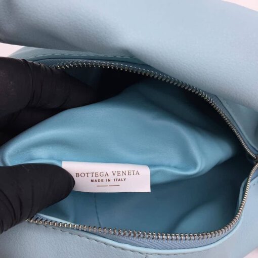 Женская кожаная сумка Bottega Veneta голубая 30/13 коллекция 2021-2022 - фото 2
