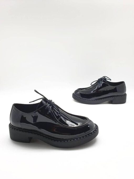 Туфли-дерби женские Prada черные лакированные коллекция 2021-2022 - фото 1