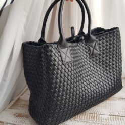 Женская кожаная сумка Bottega Veneta черная 40/28 коллекция 2021-2022