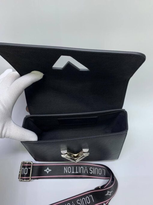 Женская кожаная сумка Louis Vuitton черная 23/17 коллекция 2021-2022 A68479 - фото 2