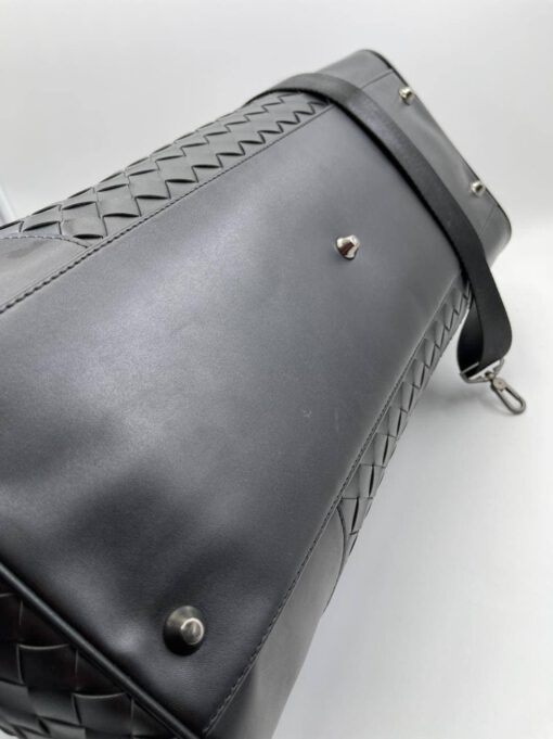 Дорожная кожаная сумка Bottega Veneta черная 50/30 см. коллекция 2021-2022 A70802 - фото 3