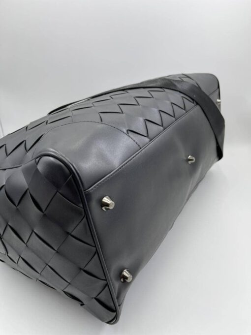 Дорожная кожаная сумка Bottega Veneta черная 50/30 см. коллекция 2021-2022 A70810 - фото 7