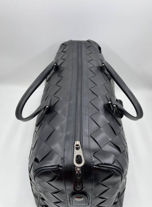 Дорожная кожаная сумка Bottega Veneta черная 50/30 см. коллекция 2021-2022 A70810 - фото 9