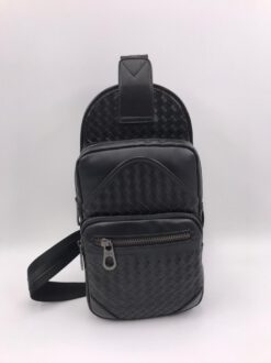 Кожаная сумка-слинг Bottega Veneta черная 25/16 коллекция 2021-2022