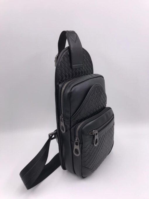 Кожаная сумка-слинг Bottega Veneta черная 25/16 коллекция 2021-2022 - фото 1