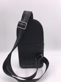 Кожаная сумка-слинг Bottega Veneta черная 25/16 коллекция 2021-2022