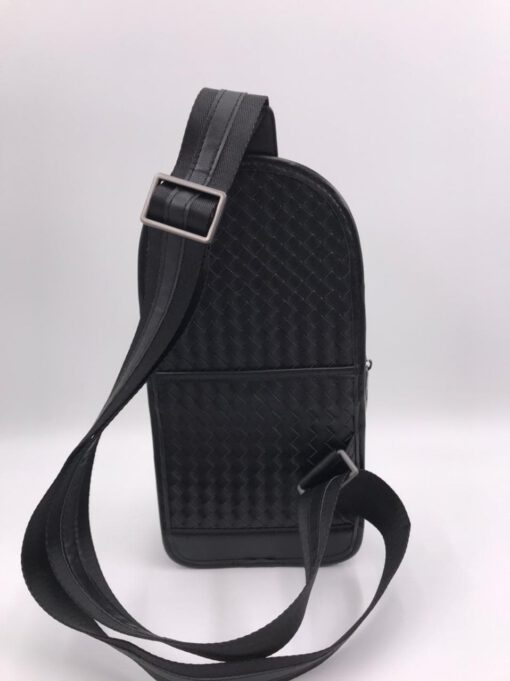 Кожаная сумка-слинг Bottega Veneta черная 25/16 коллекция 2021-2022 - фото 5