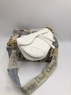 Женская кожаная сумка Christian Dior Saddle белая 25/22 см коллекция 2021