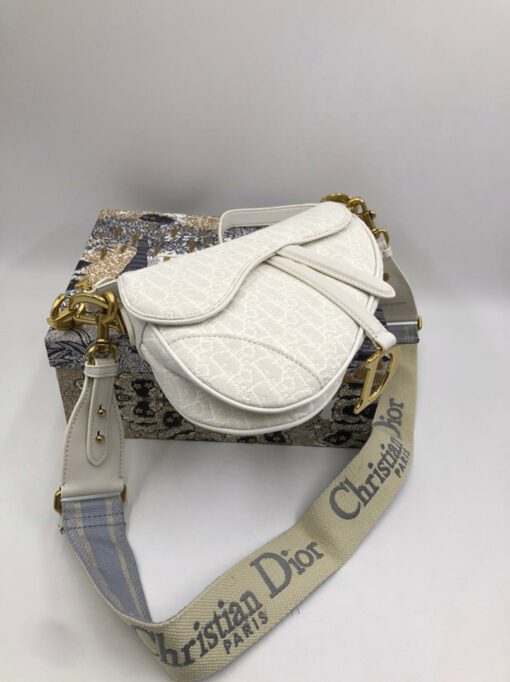 Женская кожаная сумка Christian Dior Saddle белая 25/22 см коллекция 2021 - фото 3