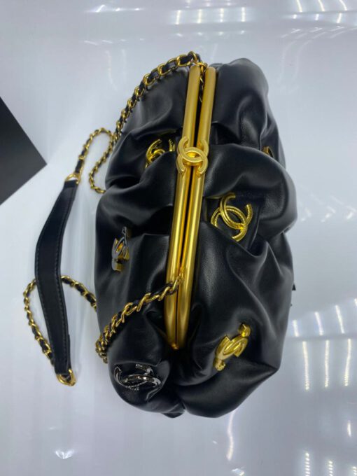 Женская кожаная сумка-ридикюль Chanel черная 30/20/8 см - фото 4