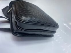 Кожаная сумка-слинг Bottega Veneta черная 26/18 коллекция 2021-2022