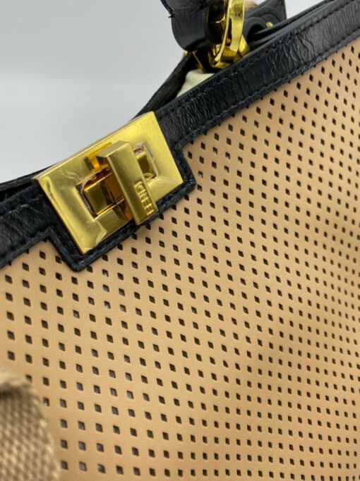 Женская кожаная сумка Fendi 78692 бежевая с перфорацией 30/25 см - фото 4