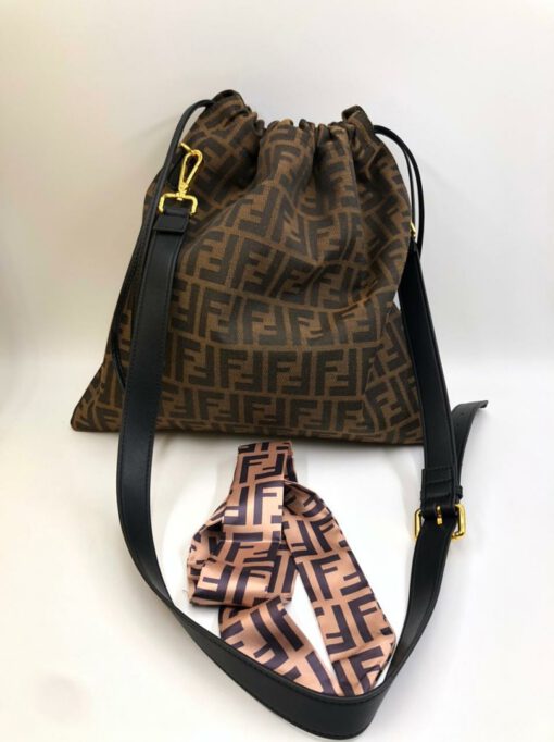 Женская кожаная сумка-мешок Fendi 76215 коричневая 36/37 см - фото 1