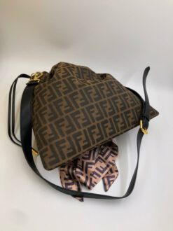 Женская кожаная сумка-мешок Fendi 76215 коричневая 36/37 см