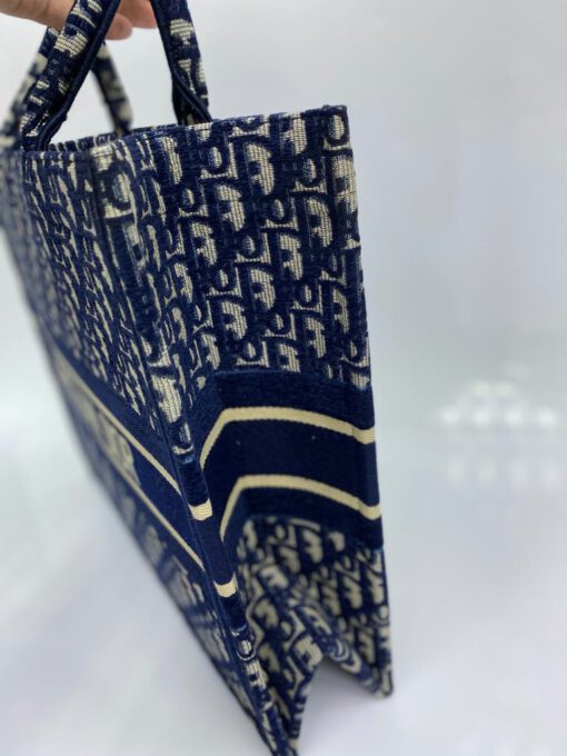 Женская сумка Dior из жаккардовой ткани синяя 41/34/15 см - фото 5